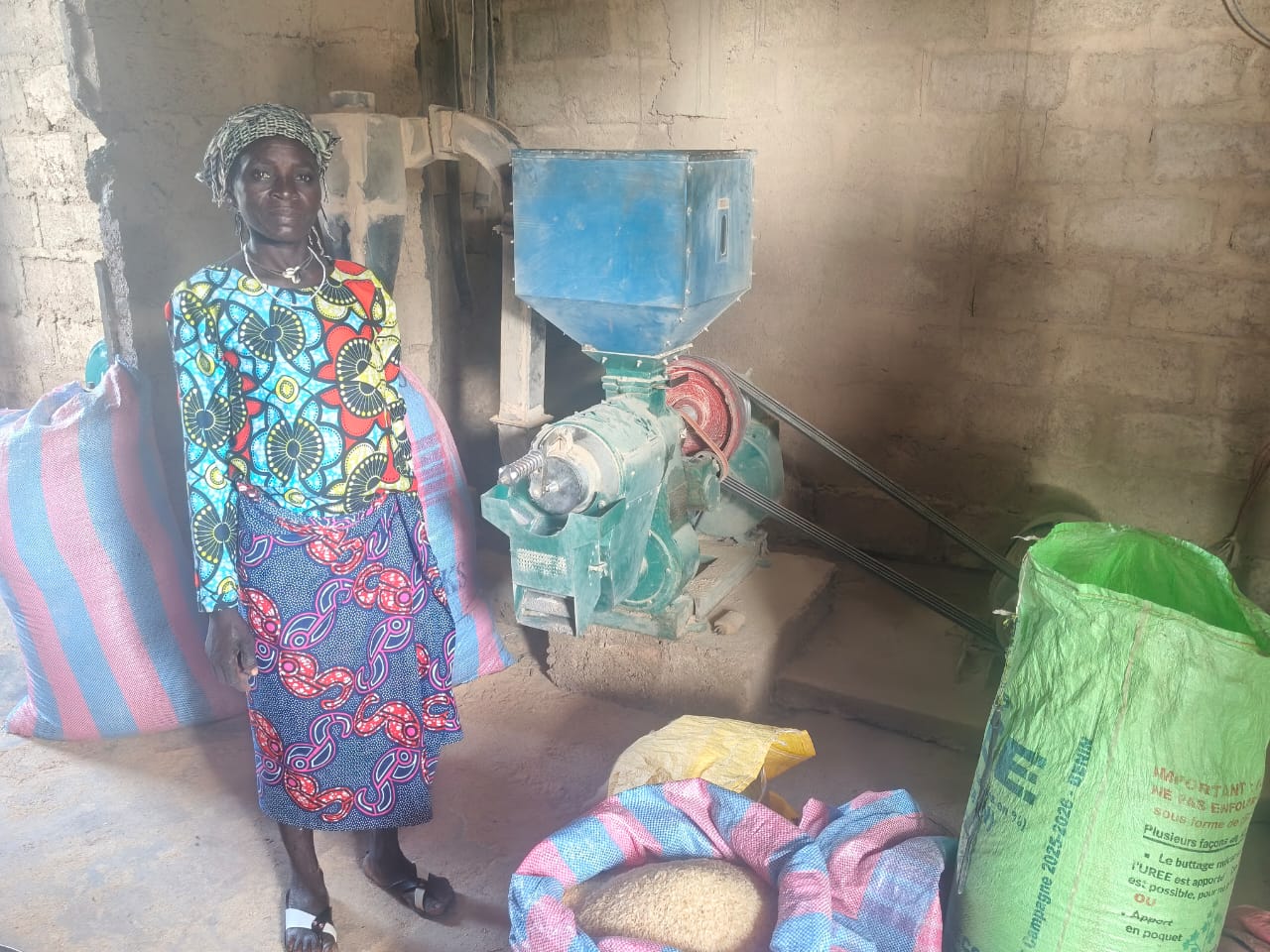 Atelier de transformation du riz avec une décortiqueuse et des sacs de riz