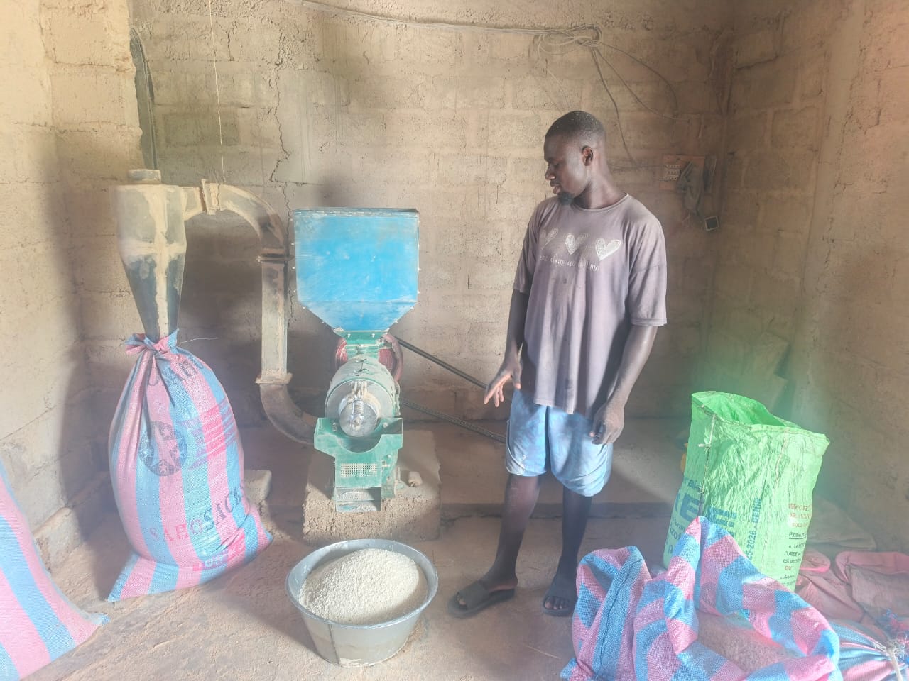Petite unité de transformation du riz avec une décortiqueuse en Afrique